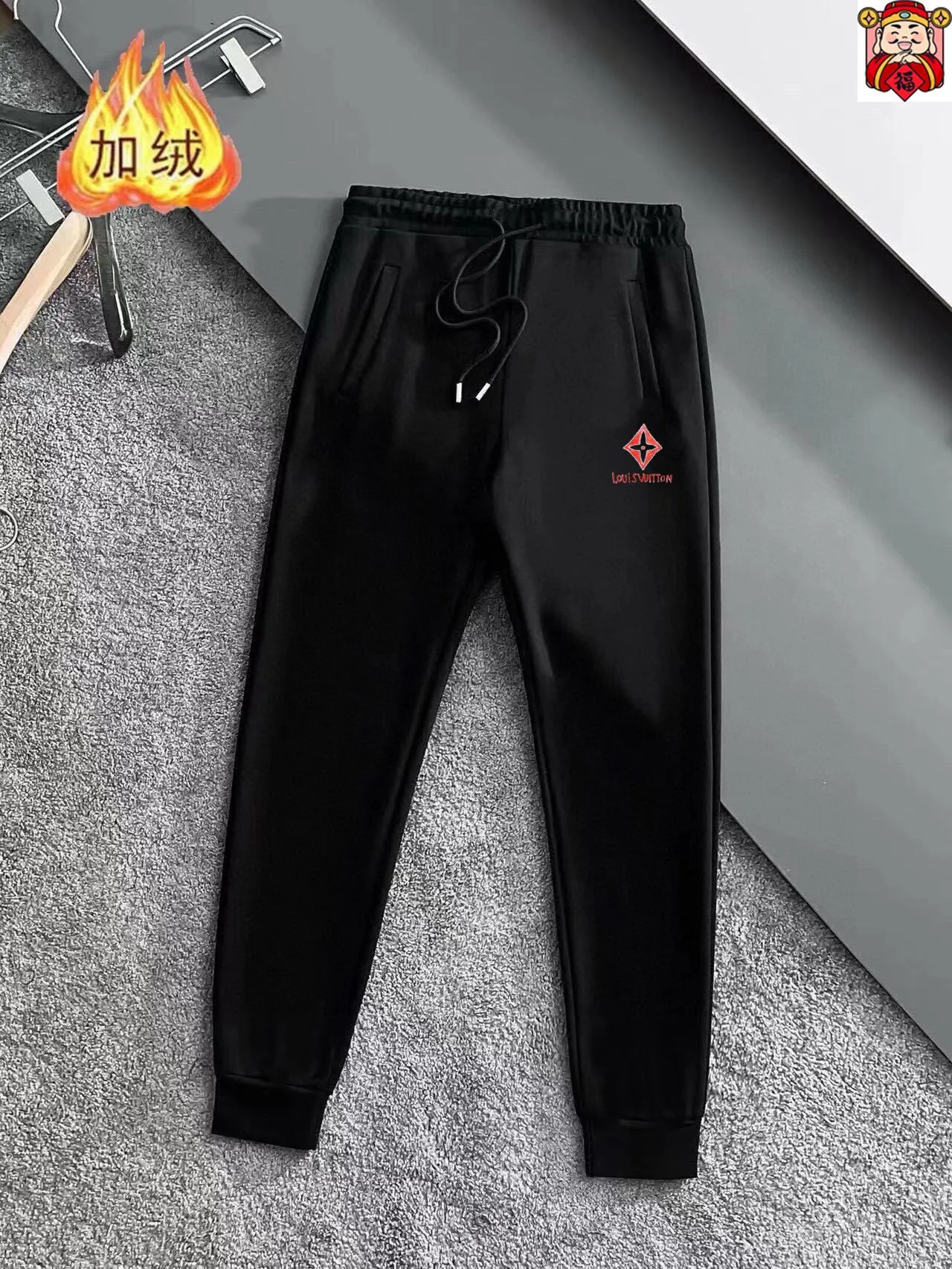 🅿️460 Directly approved brand [LV Louis Vuitton] (velvet and thickened) 2025 autumn and winter new products, celebrities' favorite fashionable casual suits, clean and neat tailoring, full of urban style. Made of high-quality custom fabrics, the inner warmth is excellent, the hand feels soft and dry, and the upper body effect is crisp and stylish. The three-dimensional cutting process and the pattern are all of high standards, and the silhouette version has the right benefits! It is not tight at all, and you feel good when you wear it. So many top-quality raw materials create high-end products with unparalleled value. It is the first choice for high-end fashion people. (Size: M-4XL can wear up to 200 pounds)